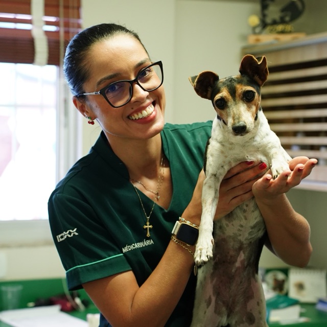 Médica veterinária da Mundo Animal com pet